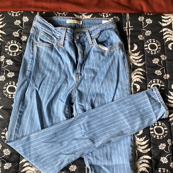Levi’s High Rise Skinny Jean - Picture 2 of 3
